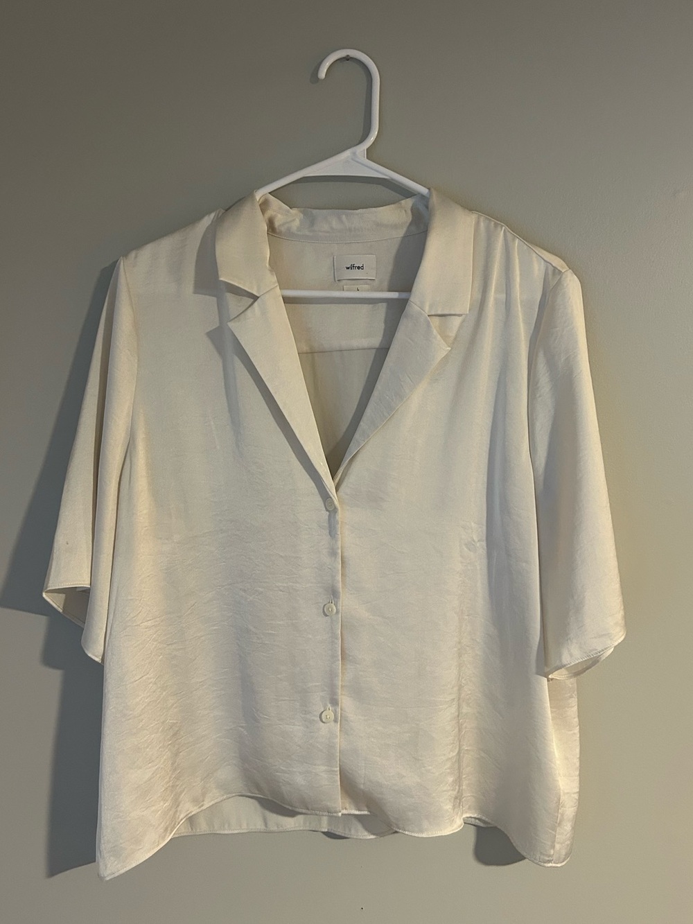 Aritzia Wilfred Beso Satin Shirt
Shortsleeve Japanese Button-up Blouse - Size L - Picture 5 of 10